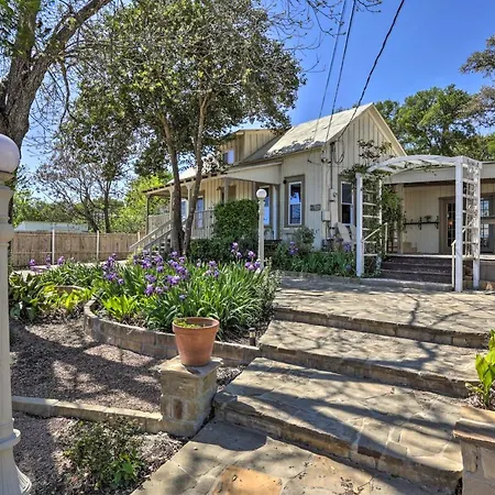 Home With Large Deck And Bbq Grill In New Braunfels